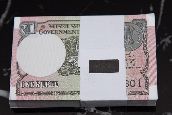 India's One Rupee Bundle Of 100 Notes. ROW 334. - Image 4